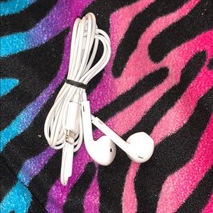 BRAND NEW APPLE EARBUDS